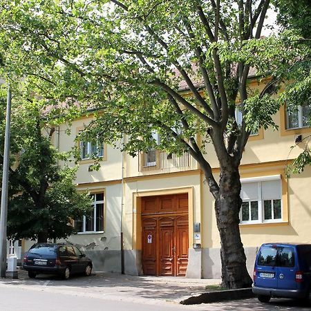 Veva Apartman - Eger Maganszallashely Exterior foto