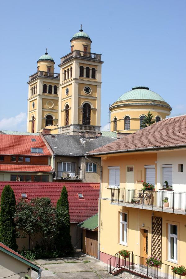 Veva Apartman - Eger Maganszallashely Exterior foto